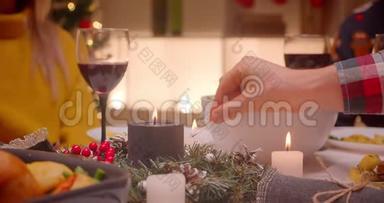 父亲点燃蜡烛圣诞餐桌家庭聚餐温馨美食节日团圆